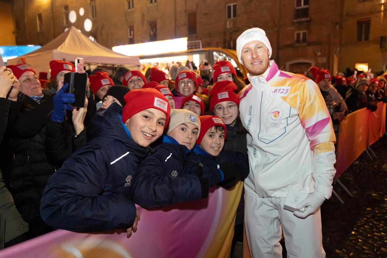 Rambaldi accende il braciere olimpico a Ferrara: «Ho sentito l’abbraccio del pubblico»