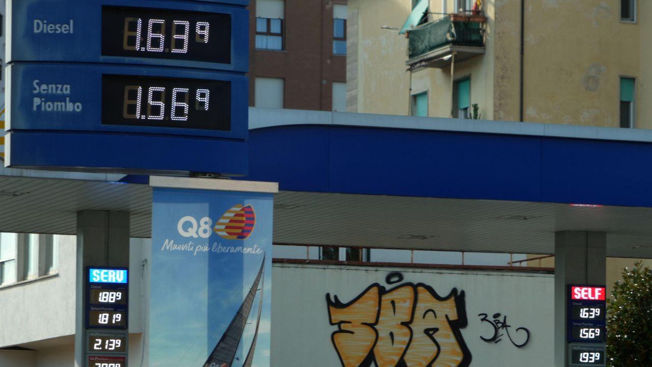 
	Un distributore di benzina a Livorno (foto Stick)

