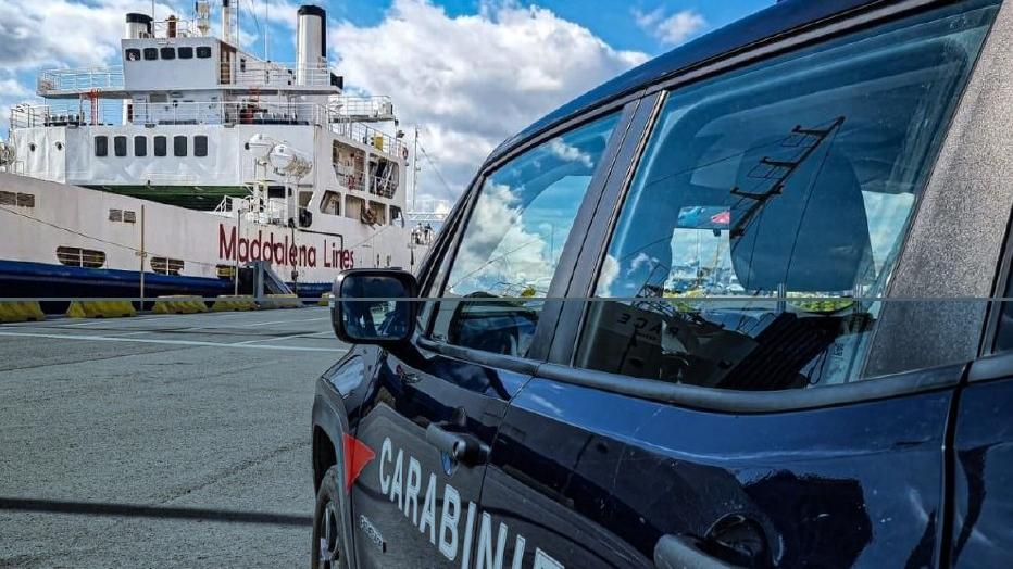 Hascisc, coltello a serramanico e 850 euro: minorenne in manette per detenzione e spaccio di droga