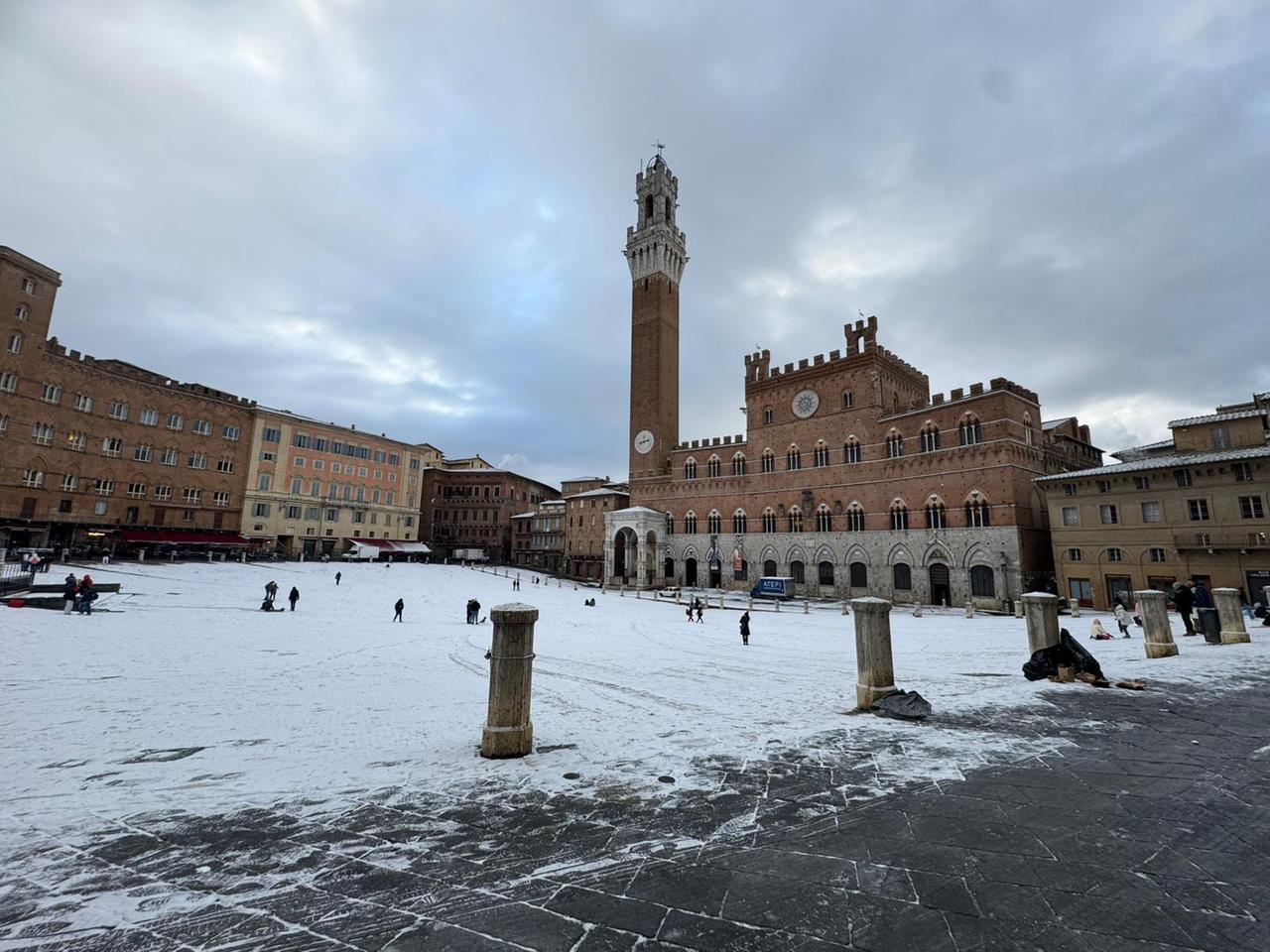 
	Neve in piazza del Campo a Siena (foto Facebook)

