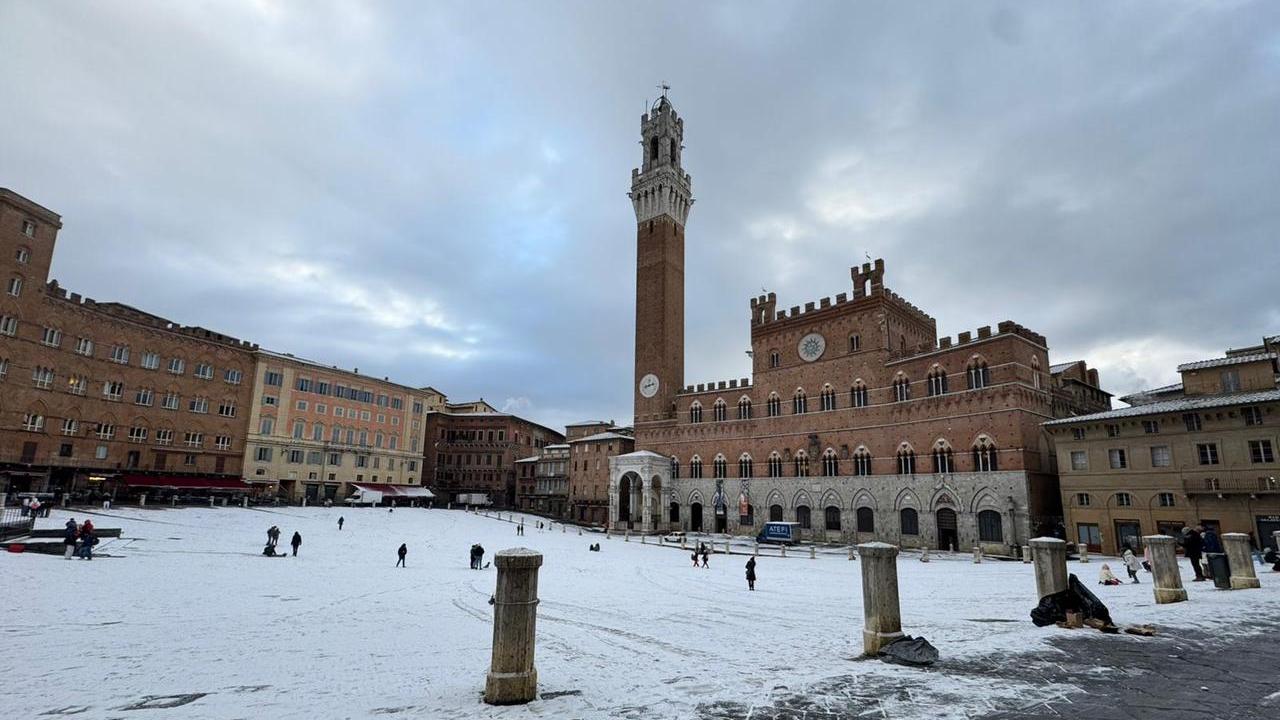 Neve in piazza del Campo a Siena (foto Facebook)