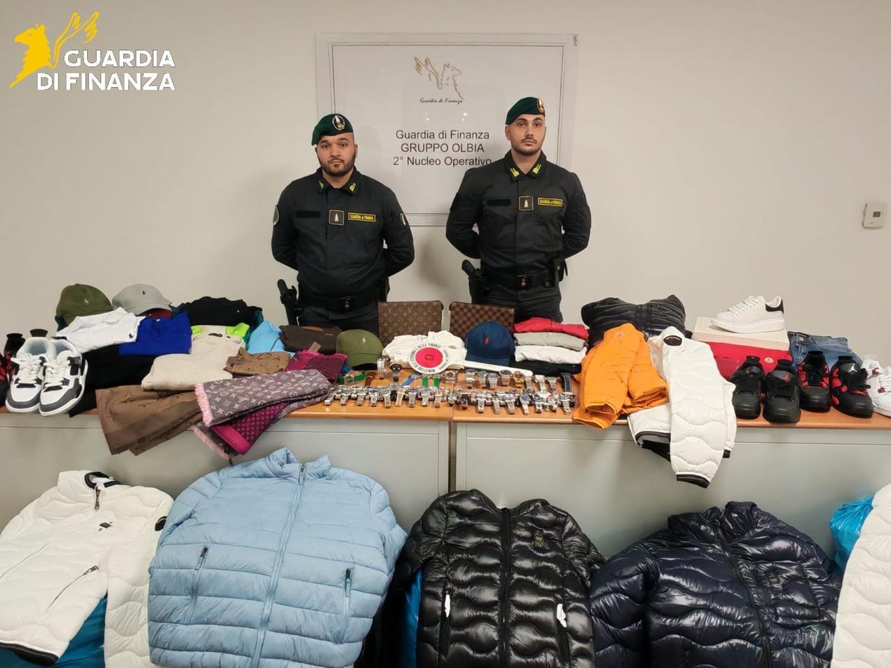 Abbigliamento e accessori contraffatti, maxi sequestro della guardia di finanza: due nei guai