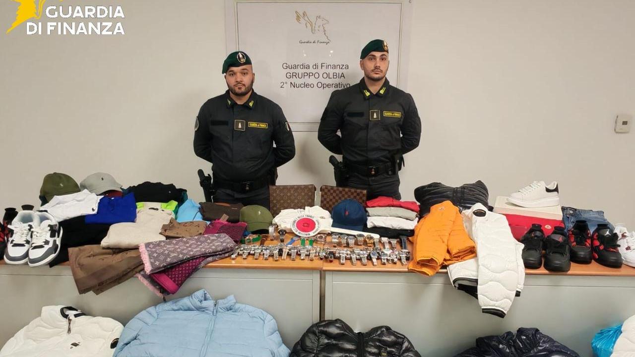 Abbigliamento e accessori contraffatti, maxi sequestro della guardia di finanza: due nei guai