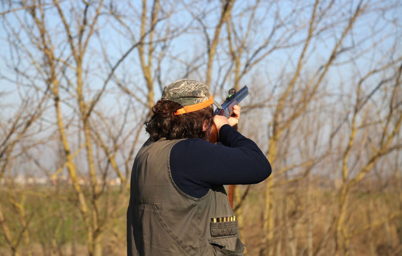 Fotografa il cacciatore nel suo terreno e gli dice di andare via: colpito col fucile e derubato dello smartphone