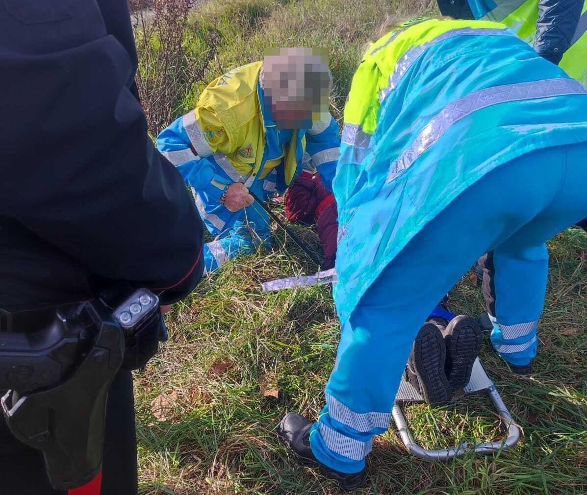 Cascina, donna di 88 anni si allontana da casa e non torna: i carabinieri la ritrovano per terra sull’argine del canale