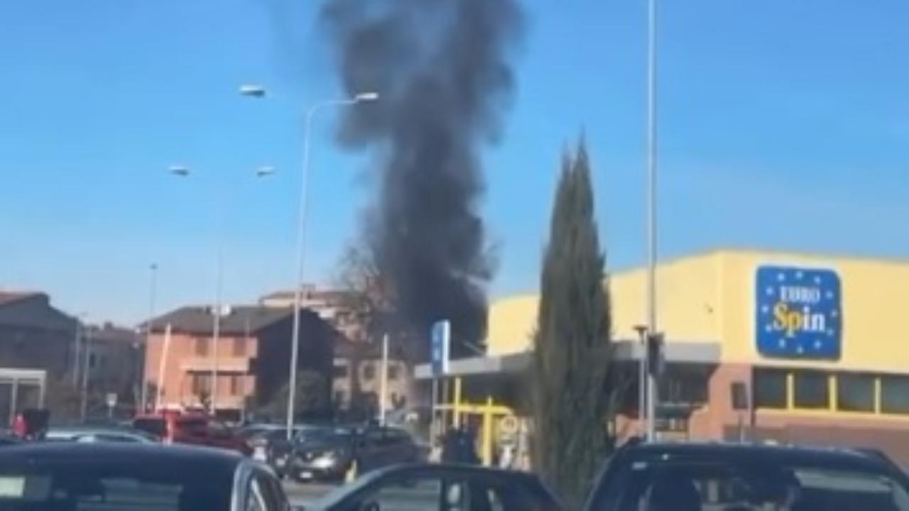 L'auto a fuoco davanti all'Eurospin