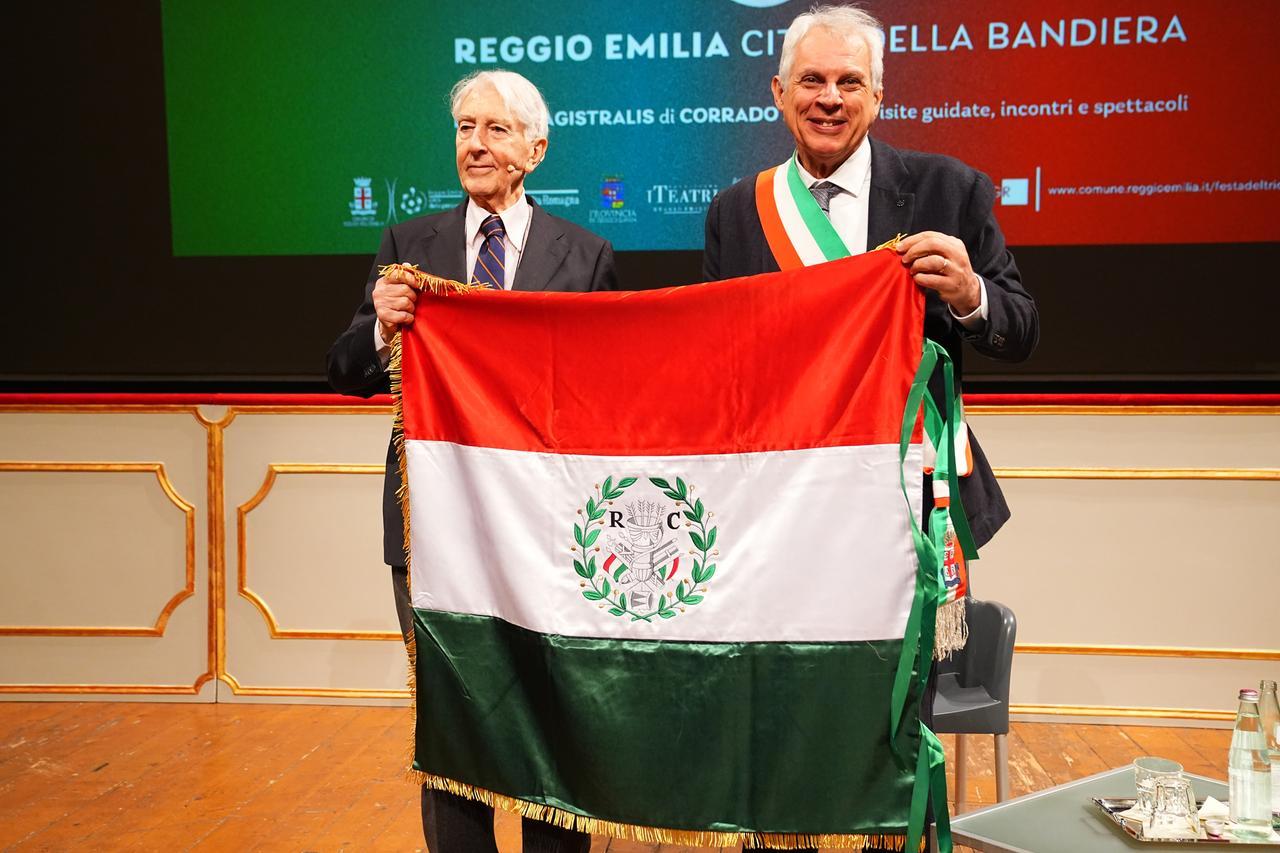 Corrado Augias: «Dalla Resistenza la libertà di scrivere la Costituzione». Cosa ha detto alla Festa del Tricolore