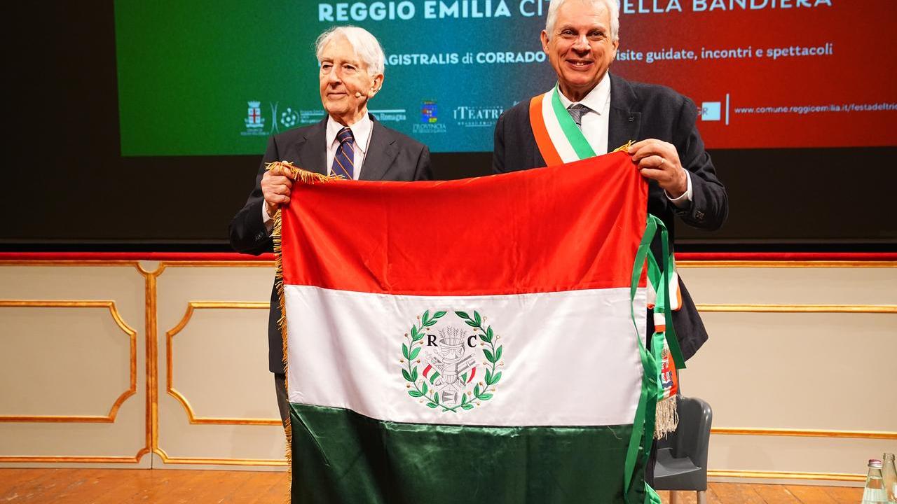 Corrado Augias: «Dalla Resistenza la libertà di scrivere la Costituzione». Cosa ha detto alla Festa del Tricolore