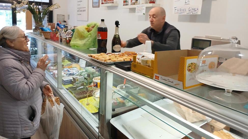 Il titolare dell’alimentari Gino Fiorelli con la storica cliente Giuliana
