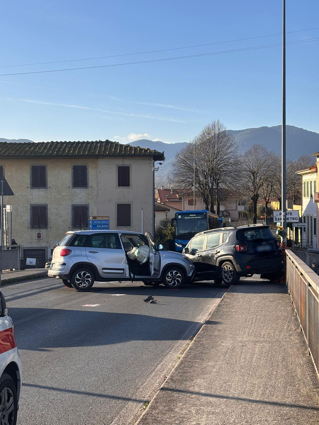Lucca, incidente sul ponte San Pietro: traffico in tilt