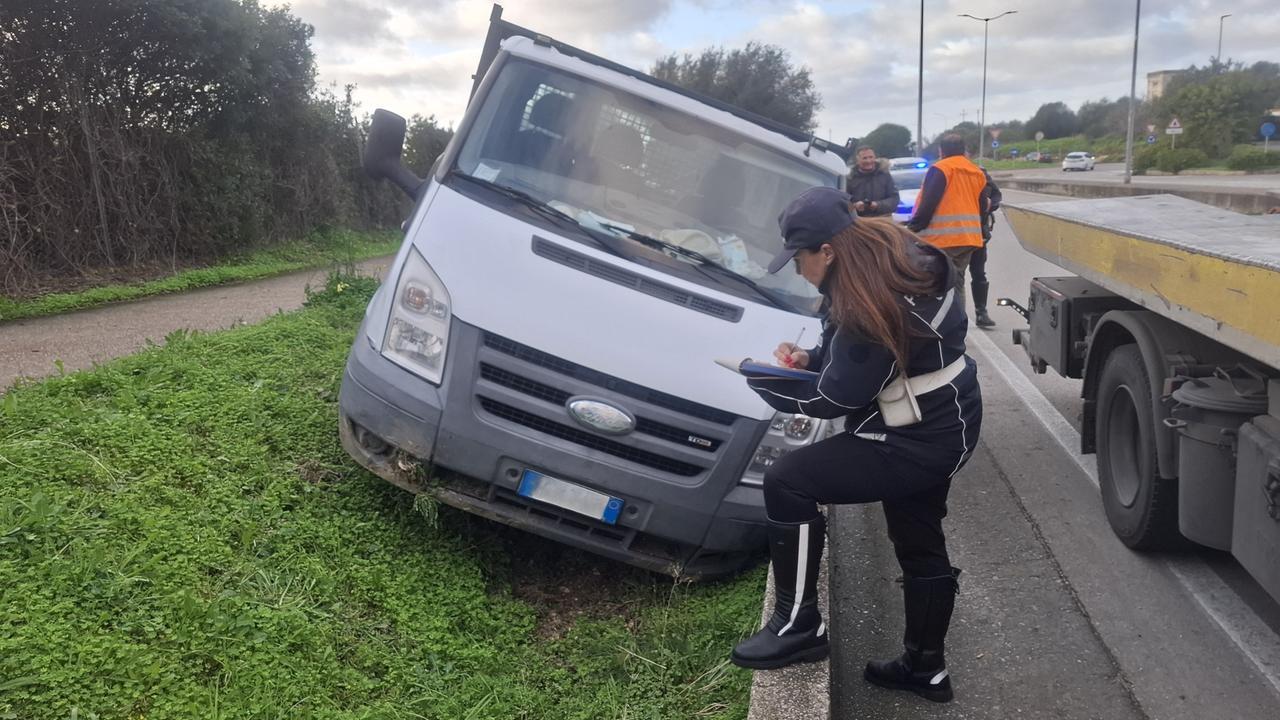 Sassari, furgone finisce sulla pista ciclabile: tragedia sfiorata