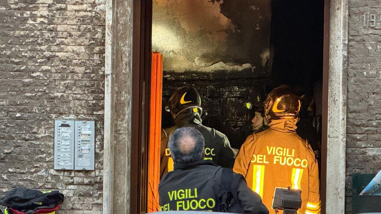 Fiamme in un palazzo in centro a Piombino: 8 intossicati e oltre 80 evacuati – Il racconto: «Fumo ovunque, siamo scappati sui terrazzi»