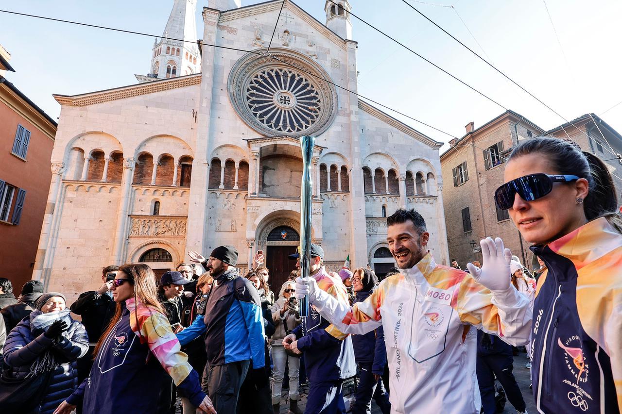 Dall’Appennino al centro di Modena, che festa per la Fiamma olimpica – LE FOTO