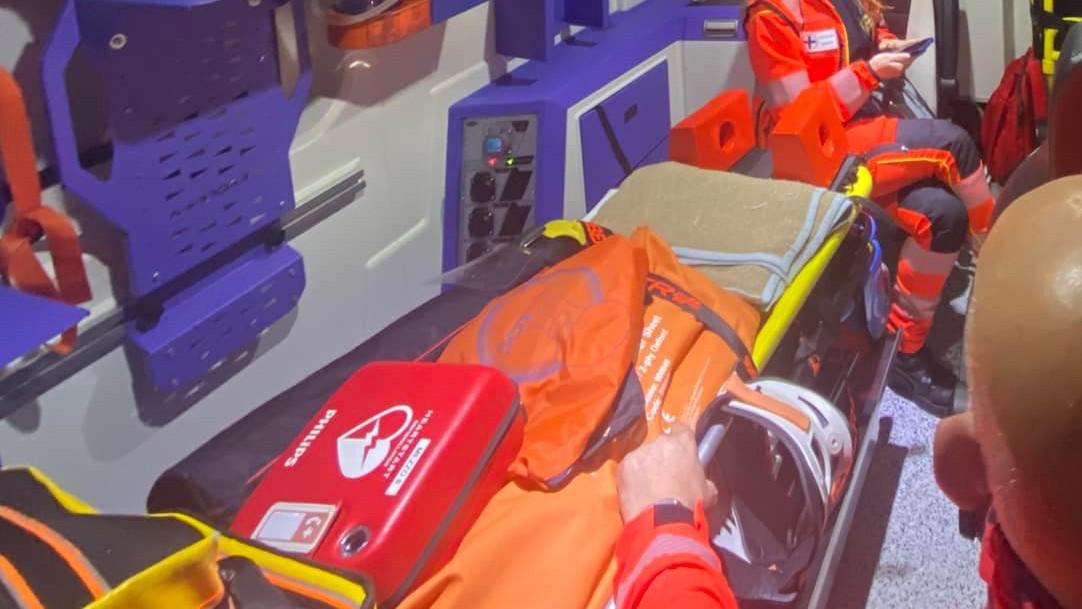 Compie 70 anni e deve andare in pensione: sale sull’ambulanza e salva la vita al suo paziente – la storia