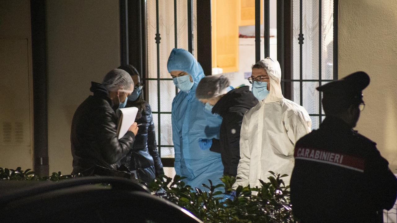 I rilievi della Scientifica nella casa dell'omicidio a Castelnuovo