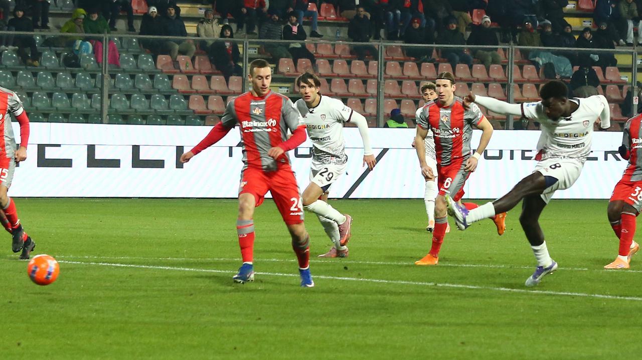 Cremonese-Cagliari: 2-1. Gol annullato a Esposito. LA DIRETTA