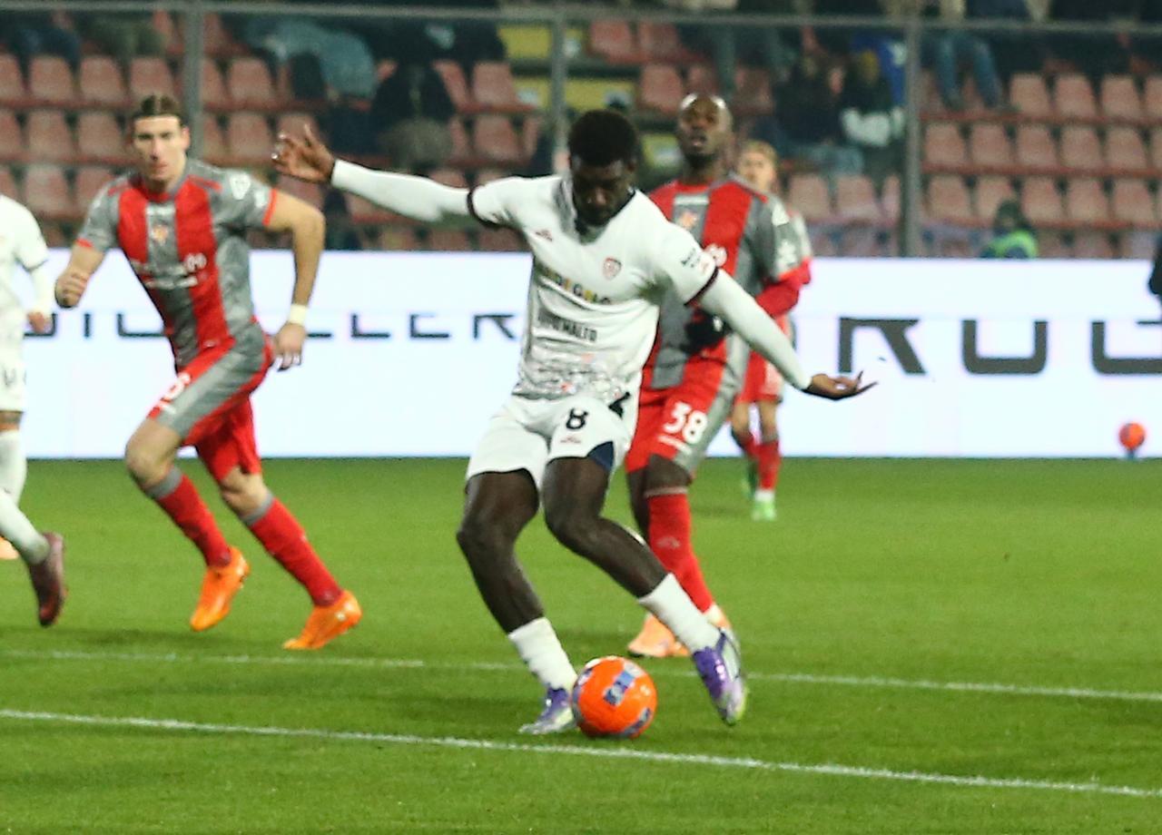 Grande prova del Cagliari, pareggia in rimonta a Cremona: 2-2