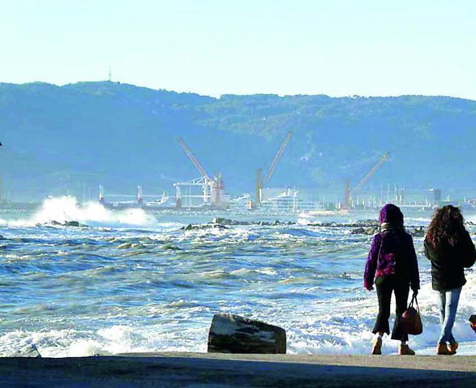 Allerta meteo in Toscana, vento forte e mareggiate fanno paura: a Massa chiusi gli accessi al mare