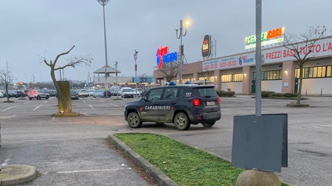 Ladri nel parcheggio dell’Iper Tosano a Ferrara, derubata un’anziana