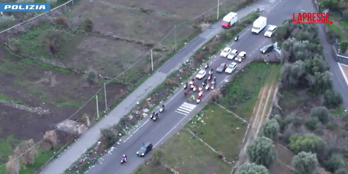 Catania, scoperta corsa clandestina di cavalli: le immagini della gara