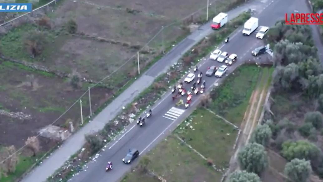 Catania, scoperta corsa clandestina di cavalli: le immagini della gara