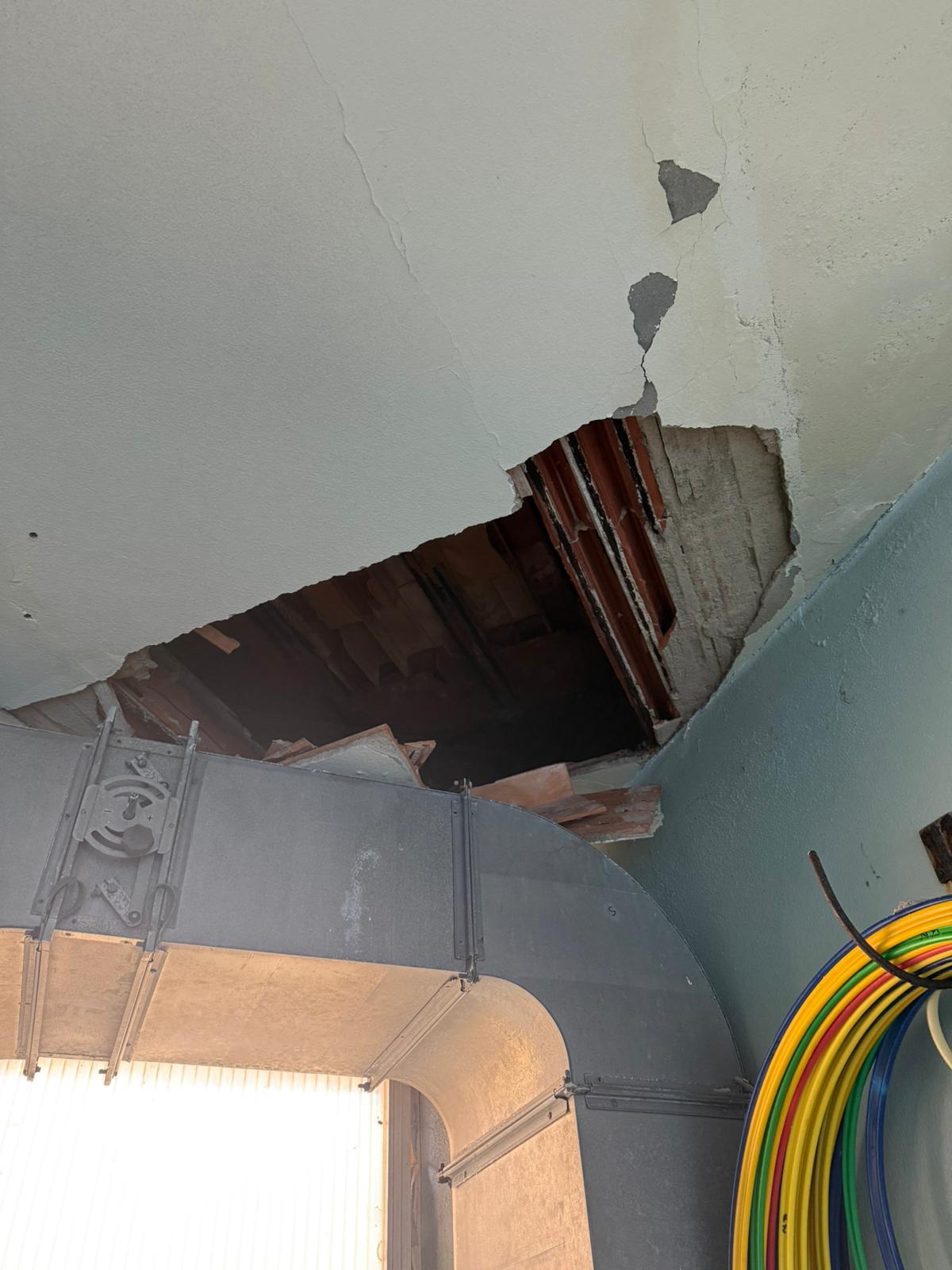 Crolla parte del controsoffitto della piscina di via Melato: chiusa la vasca dei bimbi