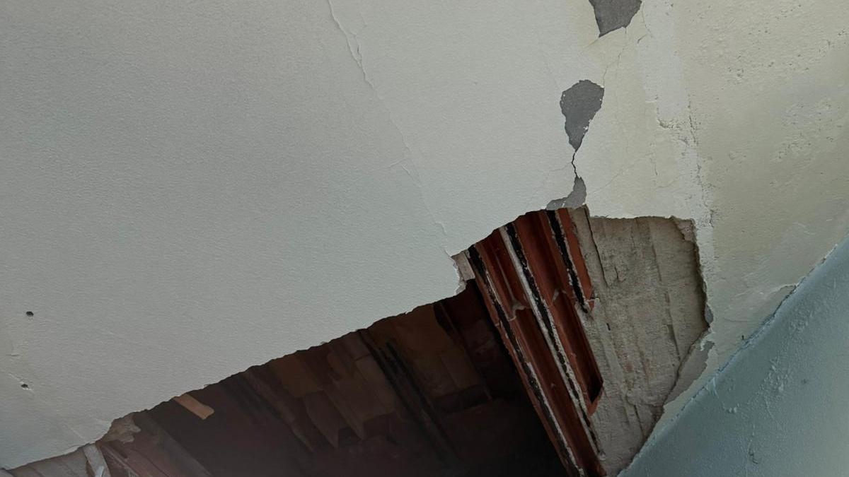 Crolla parte del controsoffitto della piscina di via Melato: chiusa la vasca dei bimbi