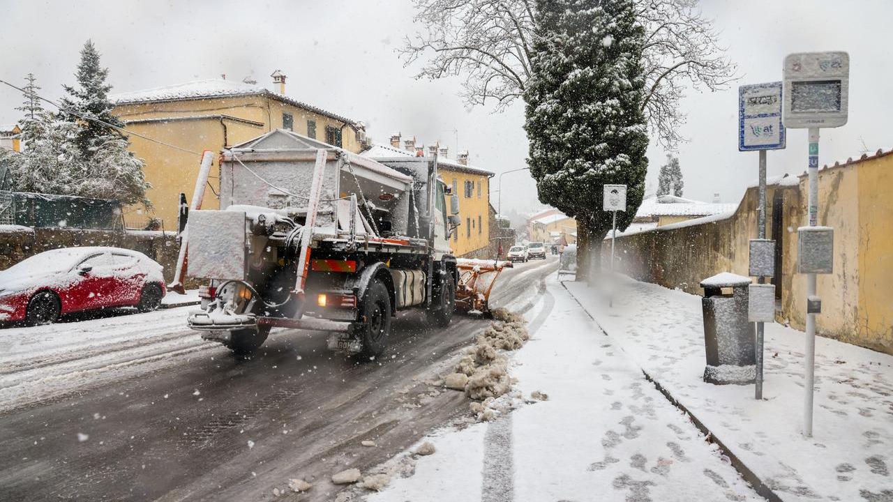 La neve in via Bolognese a Firenze domenica scorsa