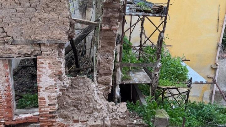 Crolla il muro di confine di un palazzo storico, paura in centro