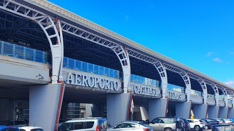 Lite all’imbarco, tifoso del Milan prende a calci il muro e inveisce contro i poliziotti: arrestato in aeroporto