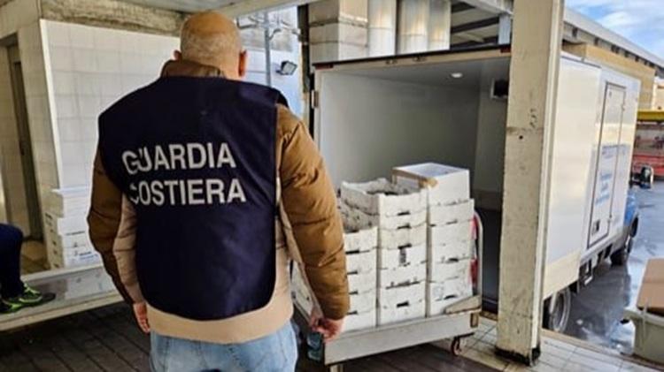 Sassari, prodotti ittici irregolari: sequestri e multe al mercato civico