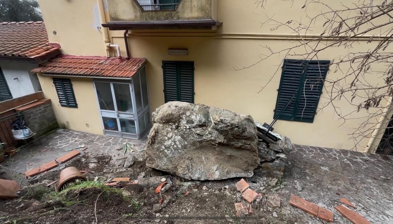 Via Faentina, riapertura (forse) il 21 gennaio: prima va messa in sicurezza la collina. Altri dodici giorni di code alle Cure. Arrivano le navette