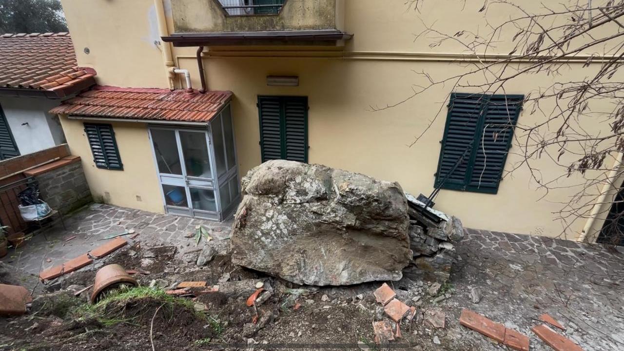 Via Faentina, riapertura (forse) il 21 gennaio: prima va messa in sicurezza la collina. Altri dodici giorni di code alle Cure. Arrivano le navette