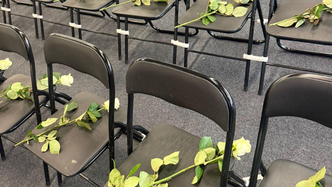 Le rose in omaggio alle vittime