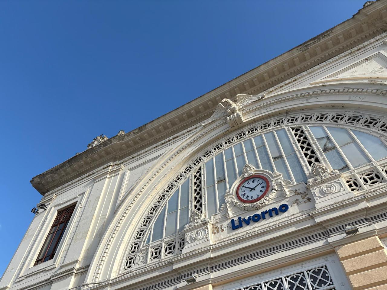 Livorno, crolla un pezzo di facciata della stazione centrale
