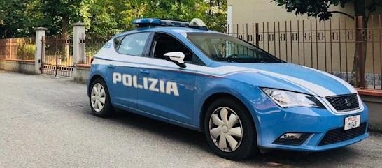 Una volante della polizia di Stato (foto d'archivio)