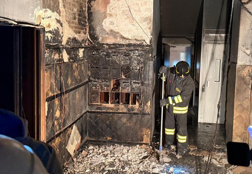 Palazzo in fiamme a Piombino: «Un corto? Una falsa pista». Perché sul rogo ora cala l’ombra del dolo