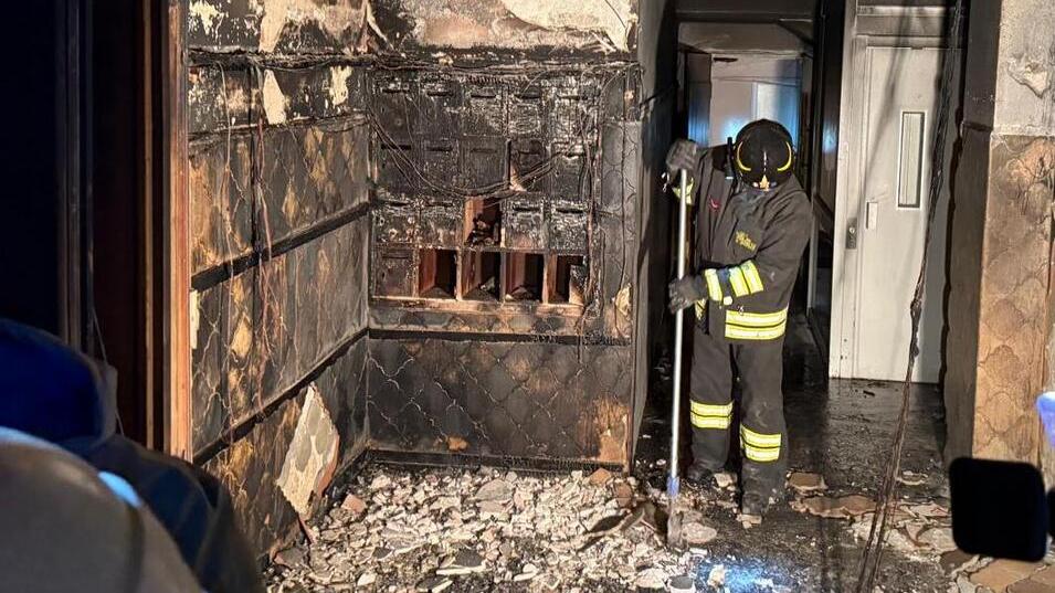 Un vigile del fuoco nell’androne del palazzo