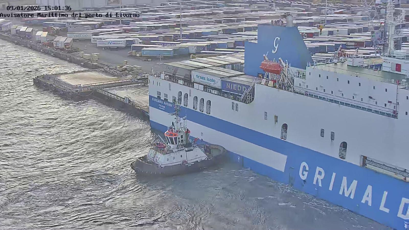 L'Eurocargo Ravenna supportato da un rimorchiatore (foto Avvisatore marittimo)