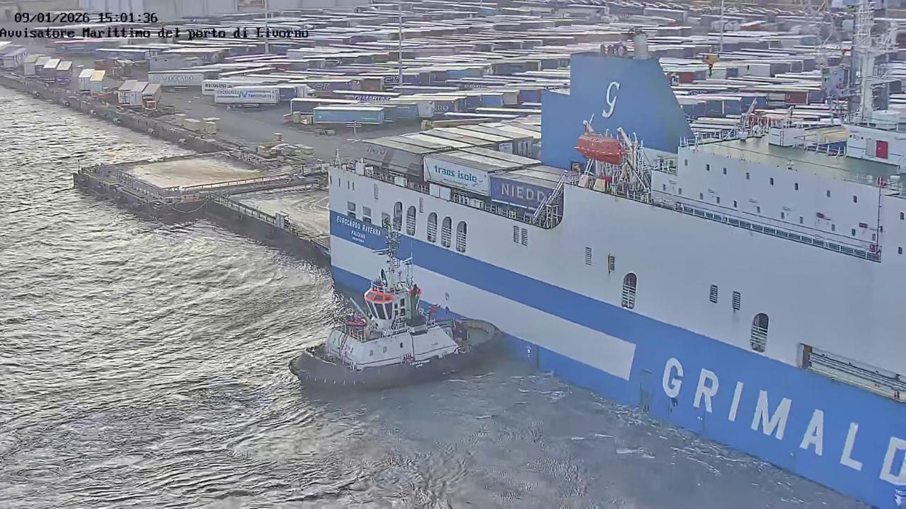 L'Eurocargo Ravenna supportato da un rimorchiatore (foto Avvisatore marittimo)