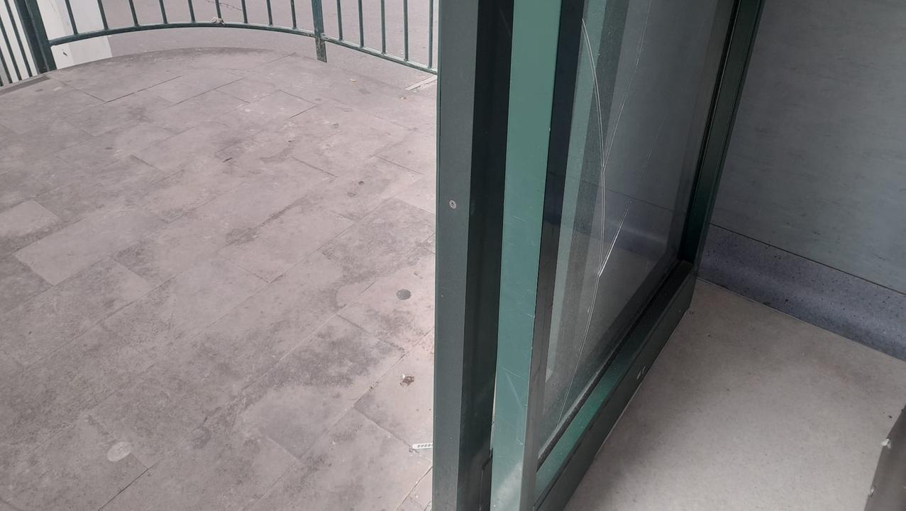 La porta d'ingresso danneggiata