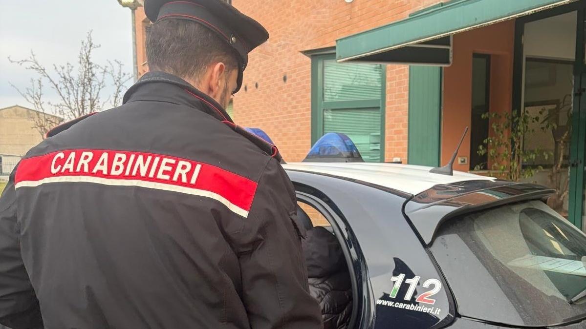 Goro, stalking sulla ex e pubblica sue vecchie foto intime. Campione di arti marziali picchia anche i carabinieri