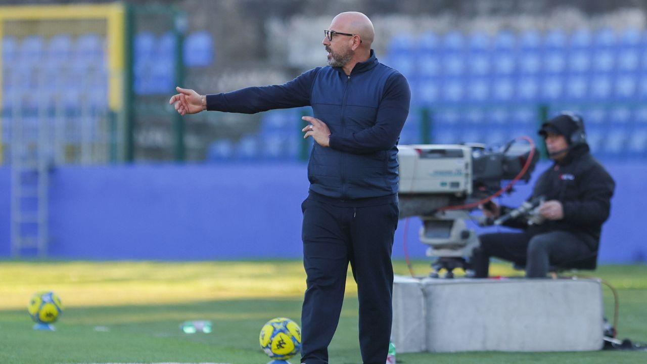 L'allenatore della Carrarese, Antonio Calabro