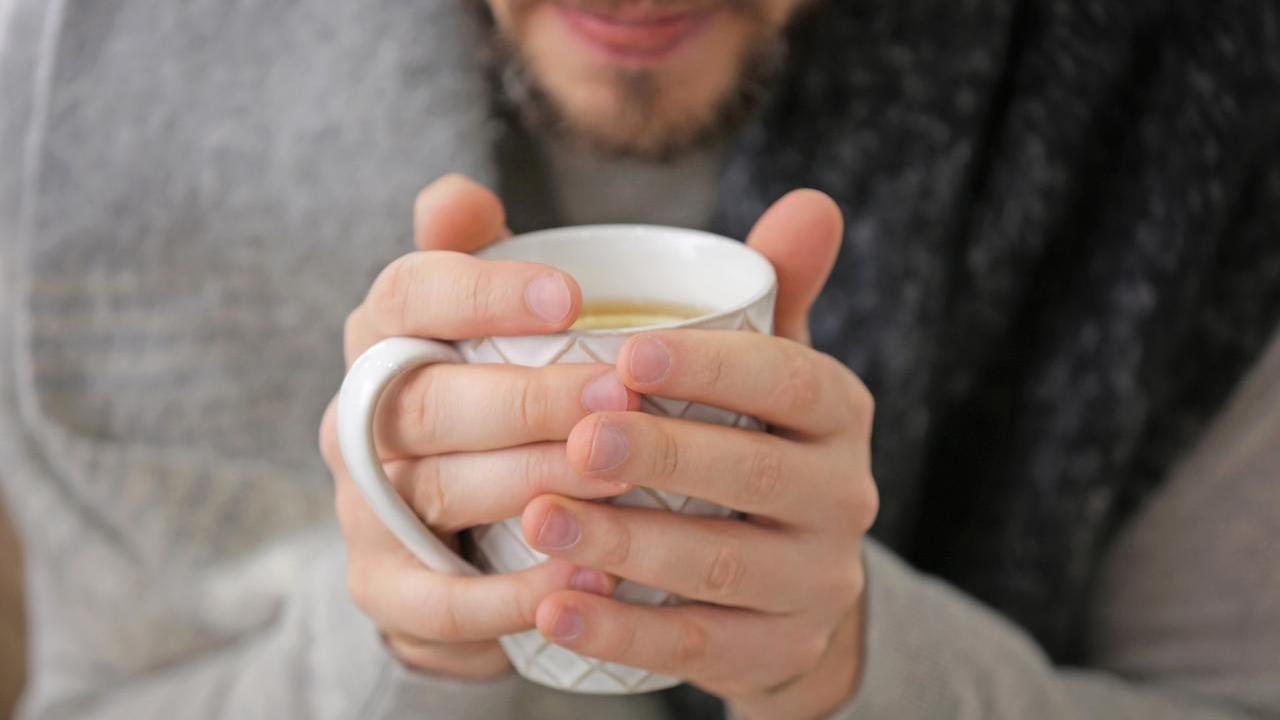 Influenza, ecco perché bere tisane bollenti è pericoloso e cosa è la “regola dei 5 minuti”