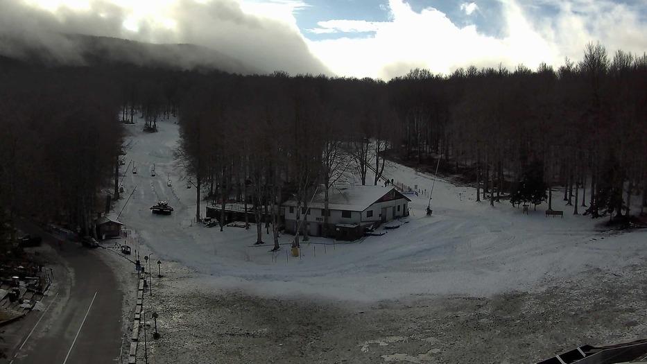 Il prato delle Macinaie si presentava così venerdì 9 gennaio alla webcam dell’hotel