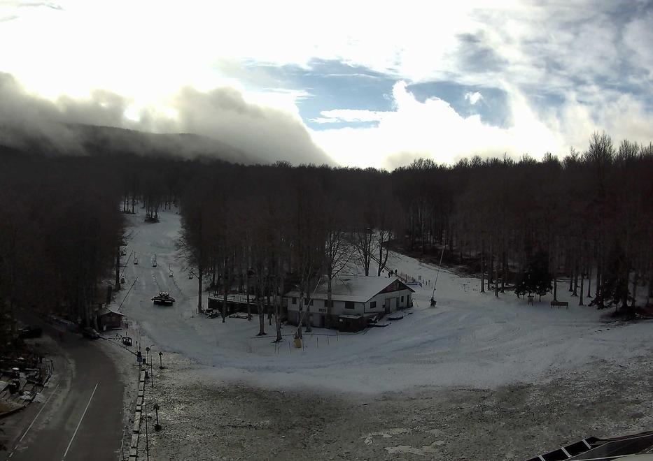 Il prato delle Macinaie si presentava così venerdì 9 gennaio alla webcam dell’hotel