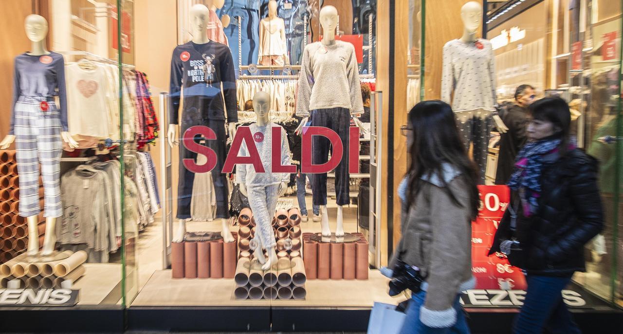 Saldi affrettati, commercianti delusi: «Troppo a ridosso del Black Friday»
