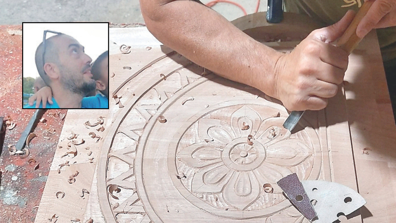 La storia di Stefano Buscarinu: il re dei tappi che ricostruisce con amore i candelieri