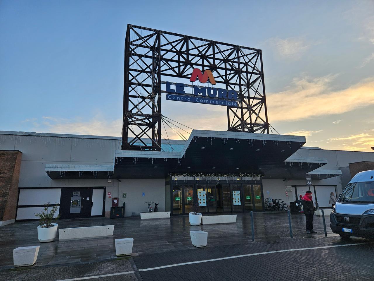 “Le Mura” di Ferrara al freddo, addetti arrabbiati: «Non si lavora»