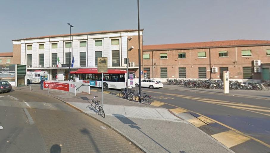  Prende a sassate il bus in stazione: corsa bloccata e passeggeri a terra